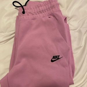 women’s Nike tech fleece pants